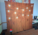 Mobiles Hintergrundsystem mit Holzwand mit Lichterkette Motiv